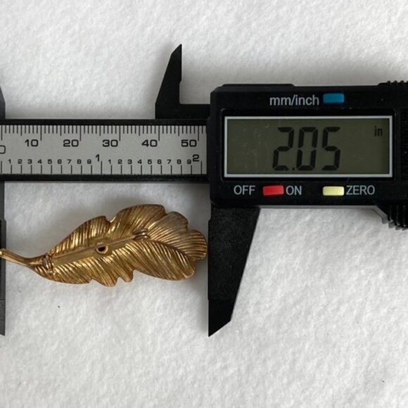 VTG 2" Gold Tone Leaf Caged Green Nephrite Jade Natural Stone Brooch Floral - Picture 10 of 12